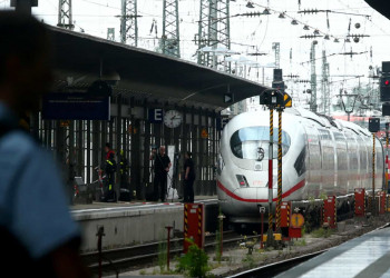 Criança morre após ser empurrada e atropelada em trem na Alemanha